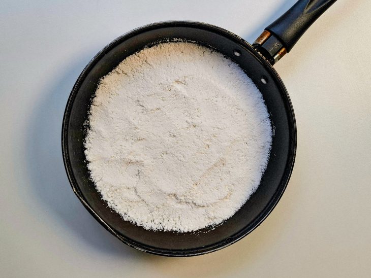 Na frigideira, a tapioca distribuída por todo o fundo da panela.