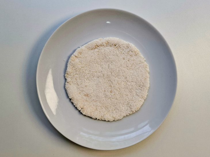 Tapioca pronta, reservada em prato.