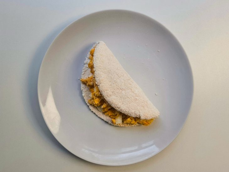 Ovo mexido adicionado a tapioca, que foi dobrada ao meio depois.