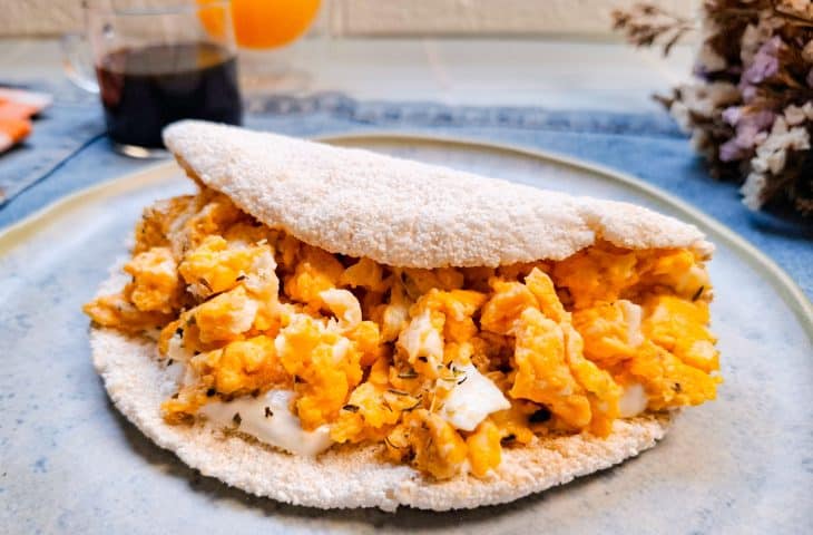 Tapioca com ovo e requeijão