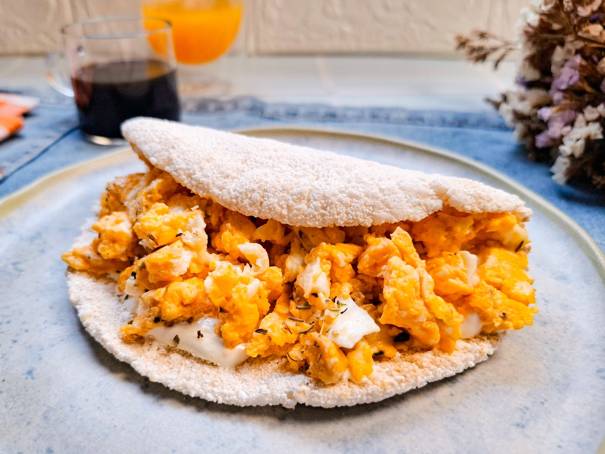 Tapioca com ovo e requeijão