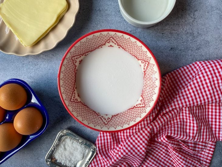 Um recipiente com polvilho doce diluído em água.