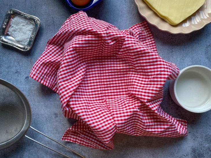 Um recipiente coberto com um pano de prato.