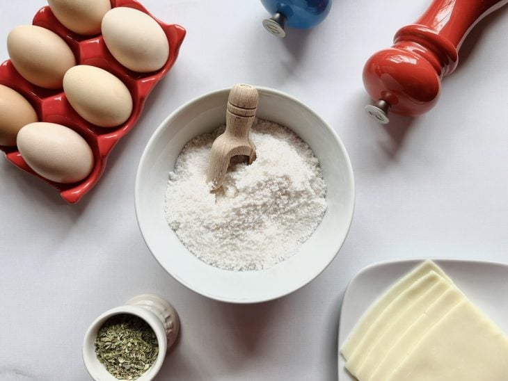 ingredientes reunidos para fazer tapioca de ovo com orégano