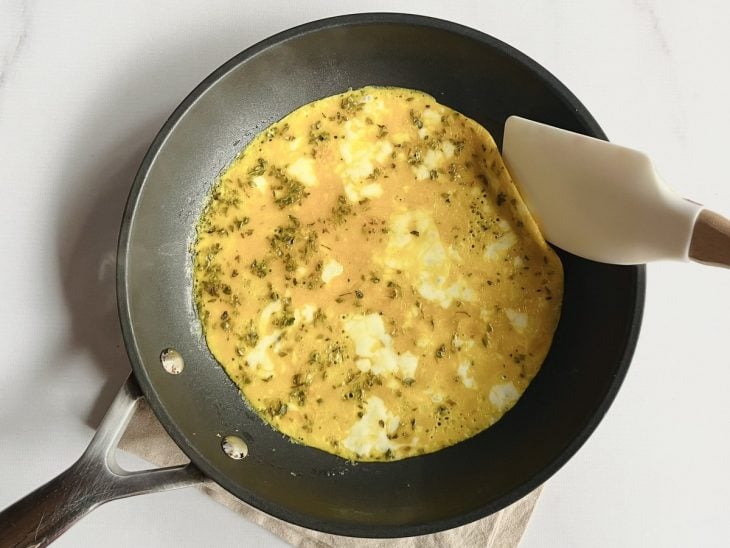 frigideira com omelete