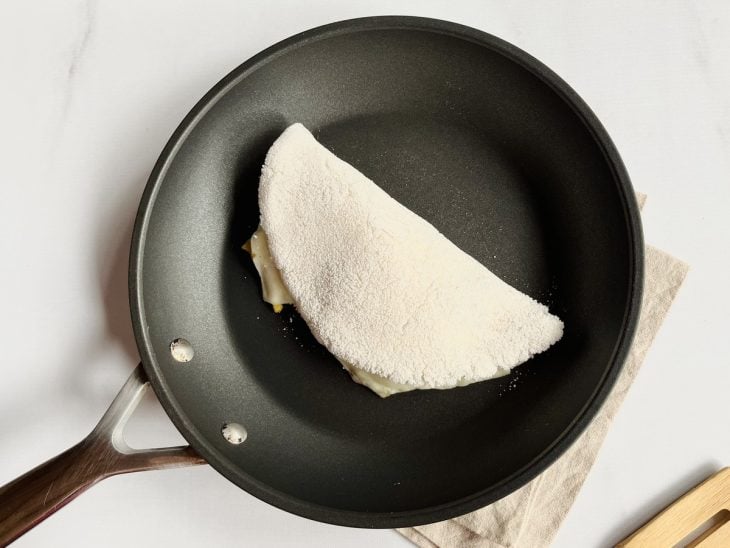tapioca de ovo com orégano na frigideira