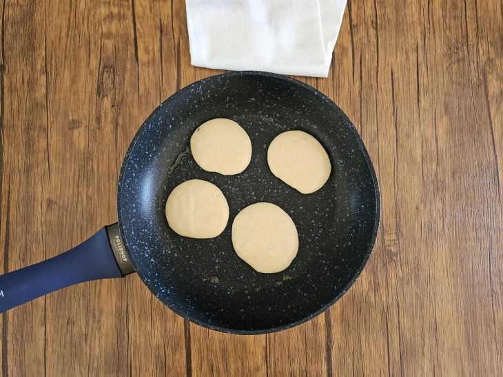 Uma frigideira cozinhando tarecos.