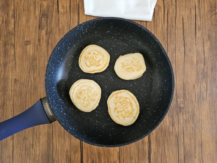 Uma frigideira cozinhando tarecos.