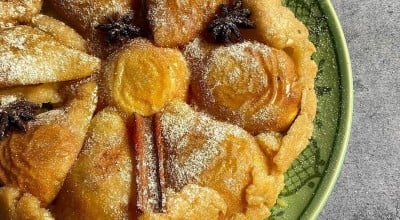 Tarte tatin de peras com canela e anis-estrelado