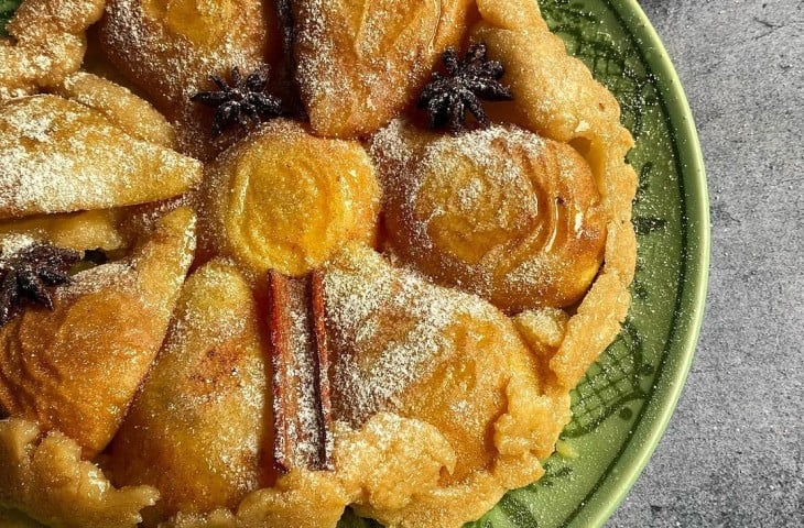 Tarte tatin de peras com canela e anis-estrelado