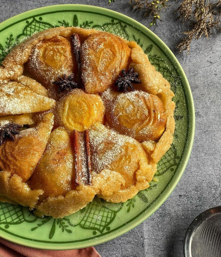 Tarte tatin de peras com canela e anis-estrelado