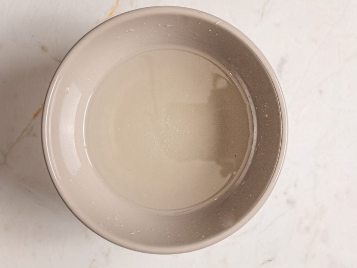 Panela com vinagre, açúcar e sal.