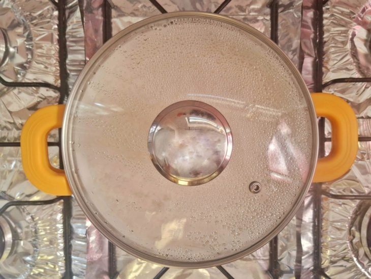 Uma panela com arroz cozido tampada.