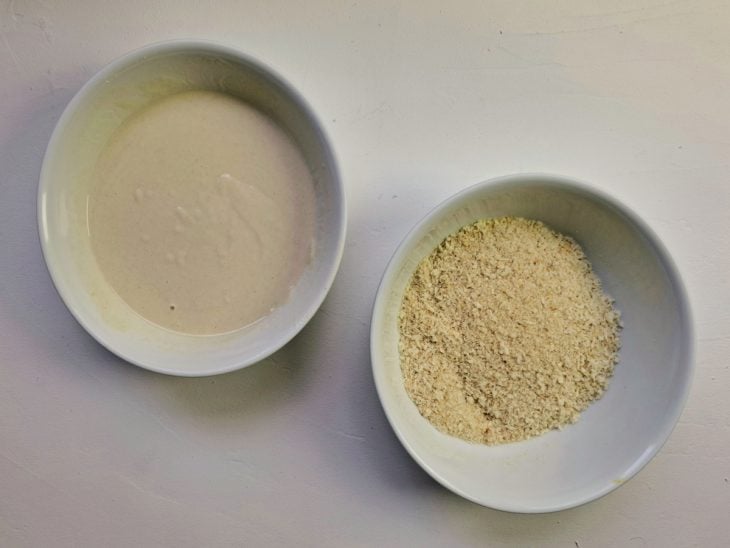 Recipientes com ingredientes para a massa do temaki.