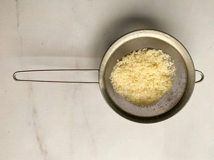arroz japonês na peneira para lavar