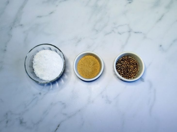 Uma bancada com os ingredientes separados.