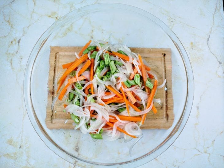 Recipiente com ingredientes em cortes e temperados com sal.