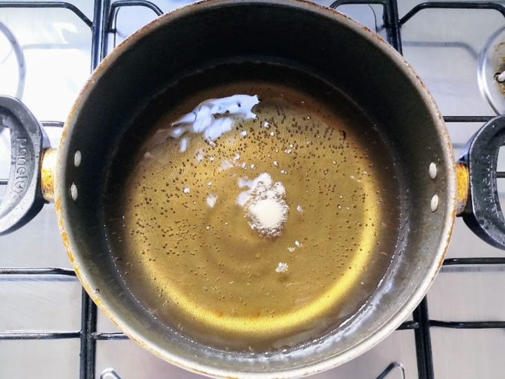 Óleo fervente em uma panela.