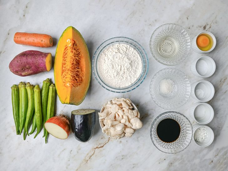 Ingredientes organizados na bancada antes do preparo.