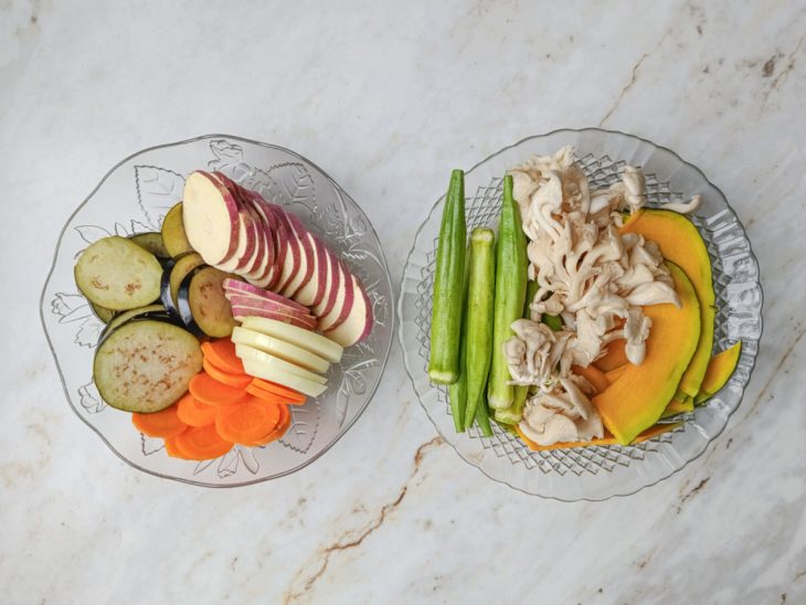 Legumes higienizados e cortados em diferentes formatos.