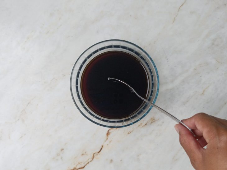 Molho tsuyu misturado em um bowl até ficar homogêneo.