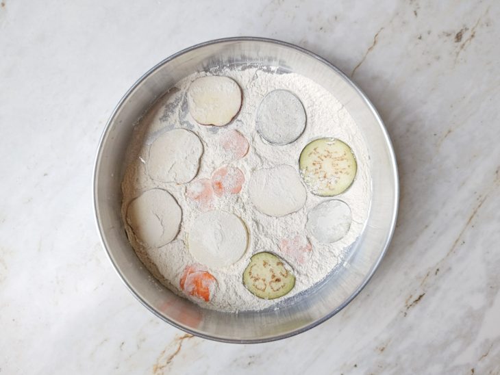 Legumes empanados levemente na farinha de trigo.