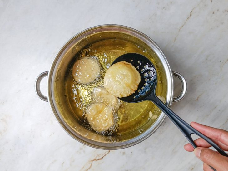 Tempurá fritando em óleo quente por imersão.