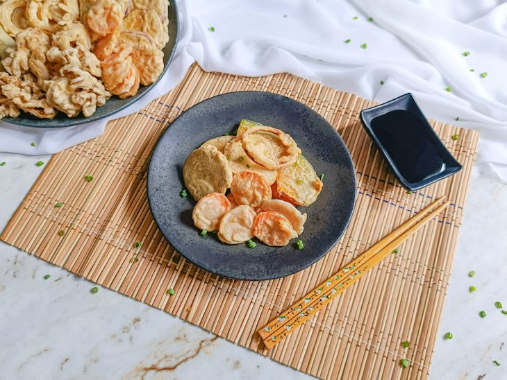 Tempurá finalizado servido ainda quente com molho à parte.