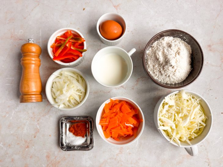 Ingredientes separados e organizados na bancada antes do preparo.