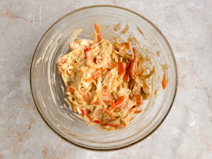 Legumes sendo adicionados à massa já homogênea.