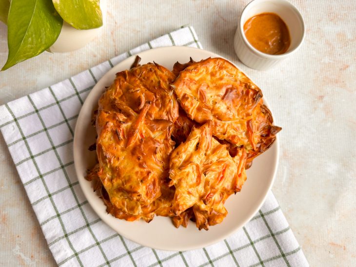 Tempurás servidos em prato.