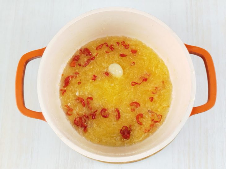 Ingredientes na panela.