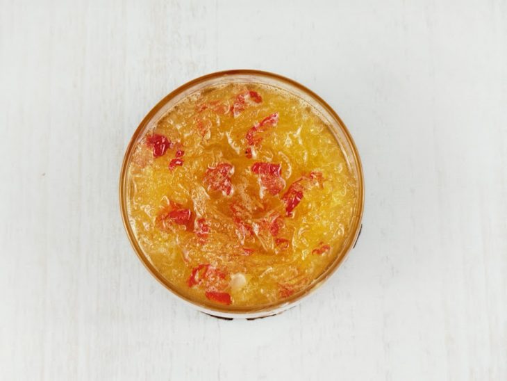 Geleia sendo cozida até engrossar no fogo baixo.