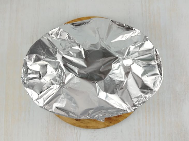 Tender sendo assado coberto com papel-alumínio.