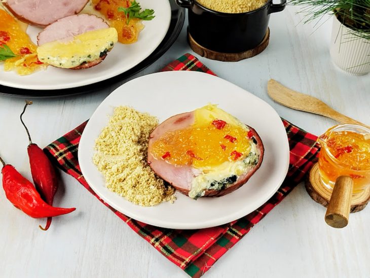 Tender bolinha servido no prato.