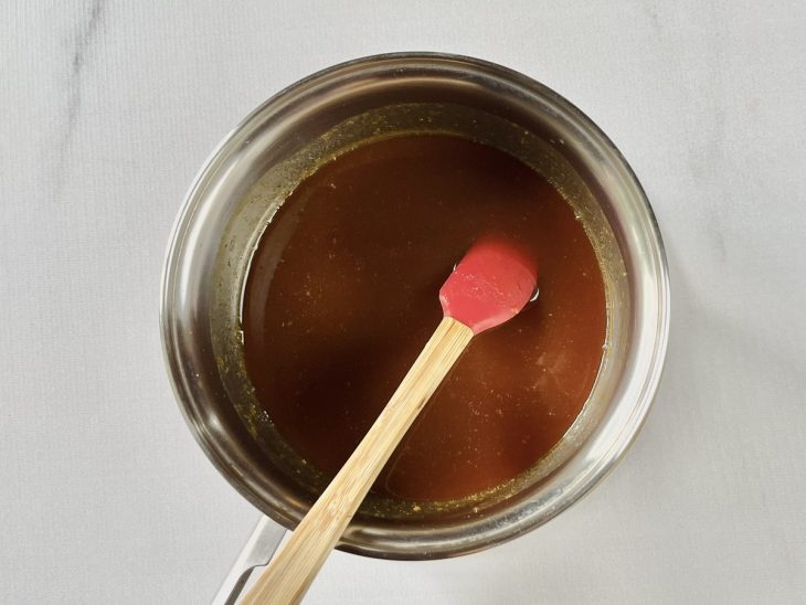 Ingredientes sendo misturados na panela.