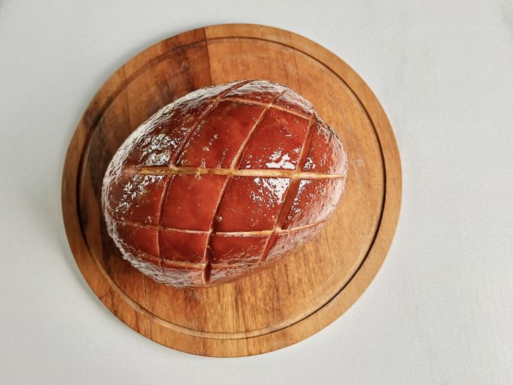 Tender pronto e assado, com superfície dourada e brilhante.