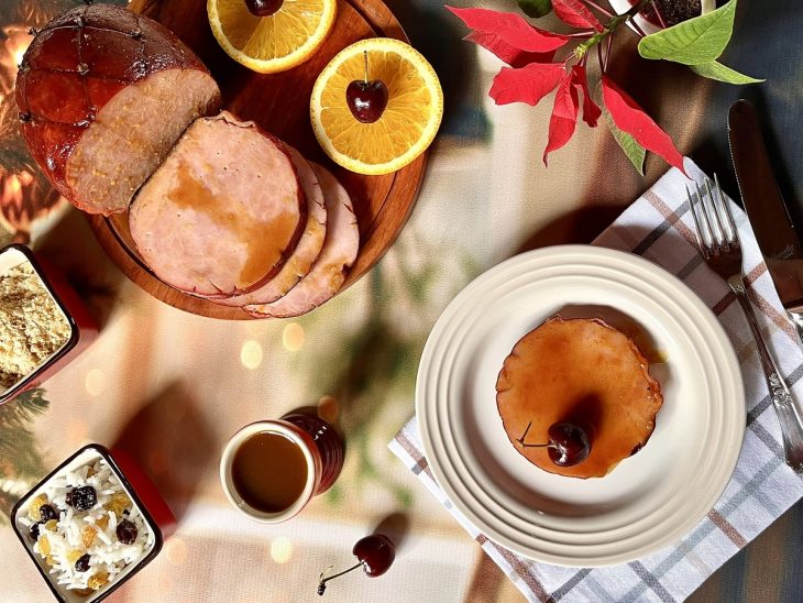 Tender com mel e laranja servido à mesa.