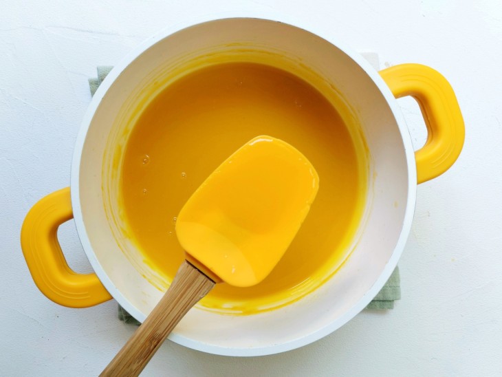 Uma panela contendo o molho de laranja.