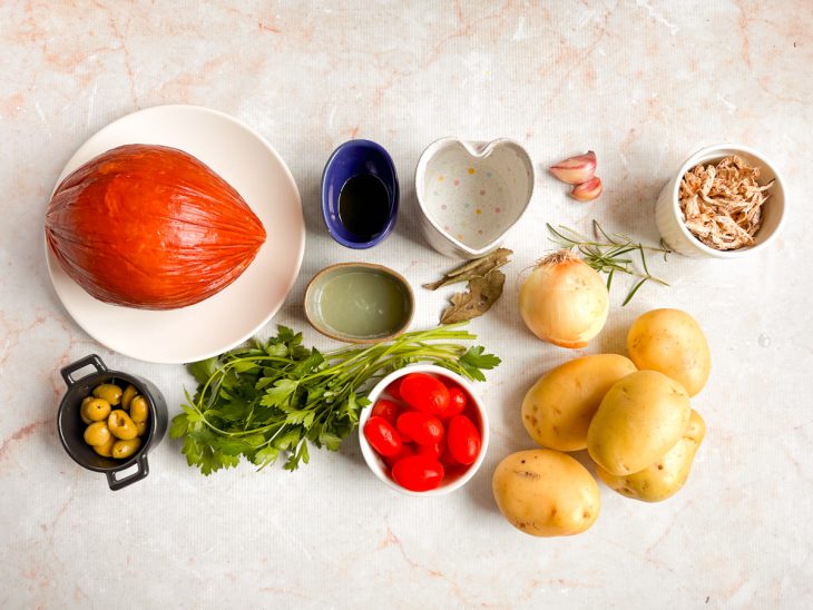 Ingredientes separados sobre a bancada.