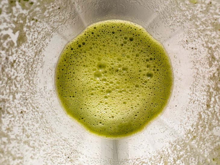 Ingredientes batidos no liquidificador.