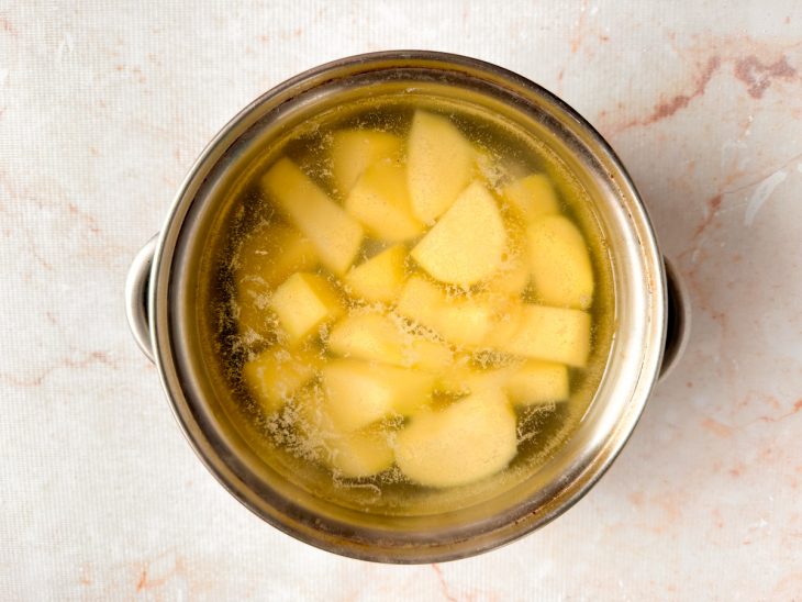Batatas cozinhando na panela.
