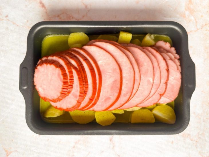 Tender disposto sobre as batatas.