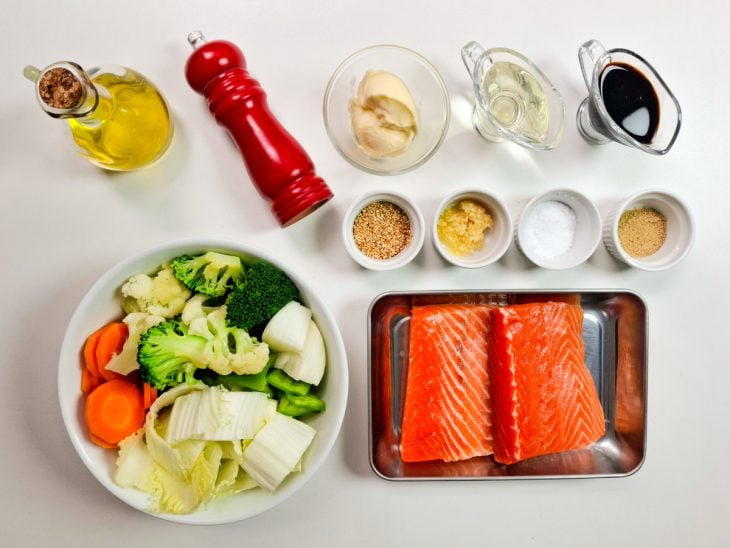 Ingredientes separados em uma bancada.