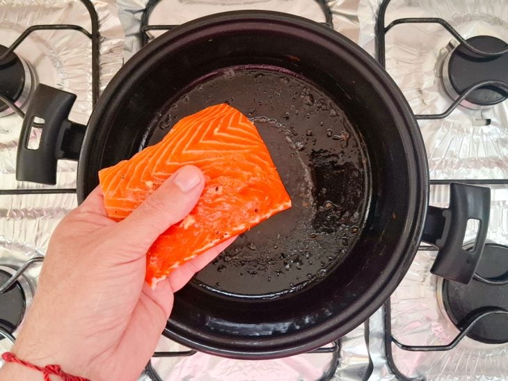 Posta de salmão para colocar na panela.