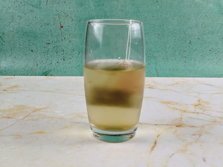 Chá infusionando em um copo.