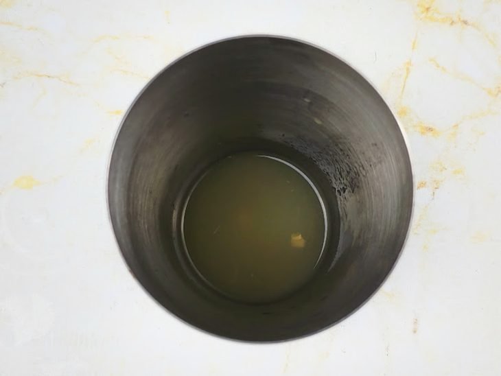 Coqueteleira com ingredientes adicionados.