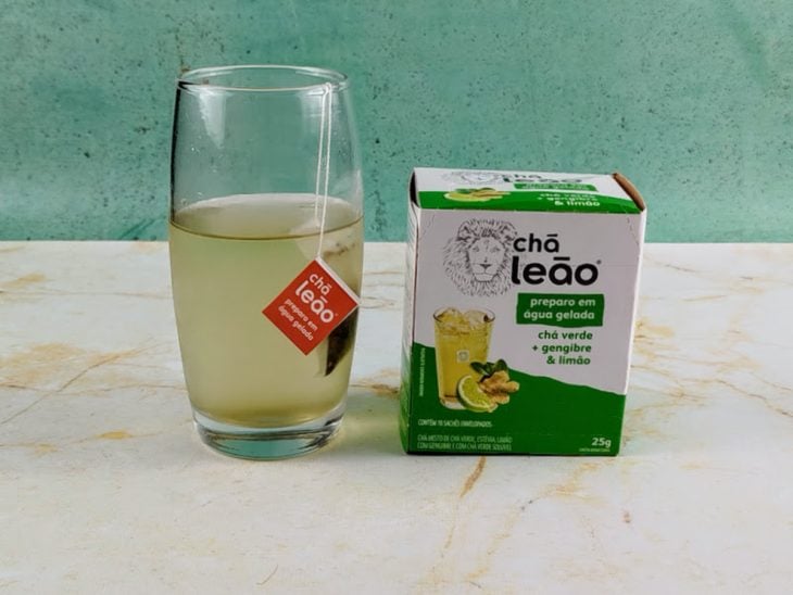 Chá infusionando em um copo.