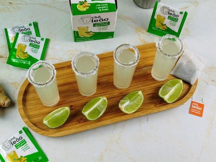 Tequilas com chá-verde, limão e gengibre prontas para consumo.