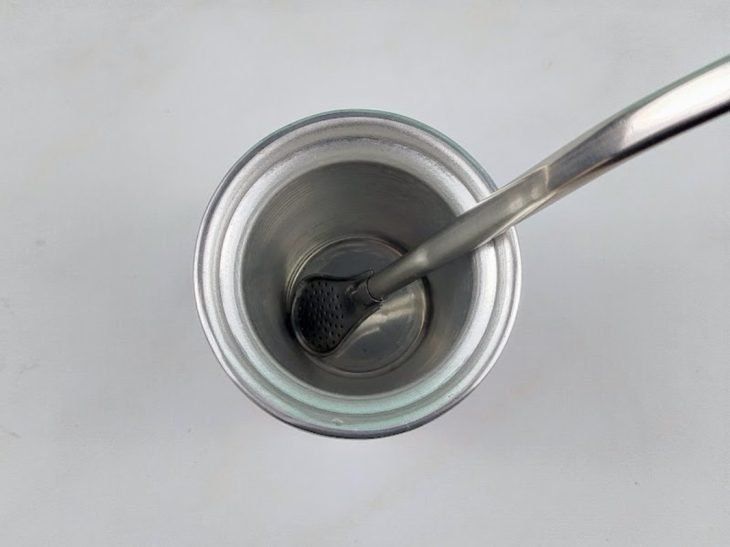 Copo com bomba posicionada.